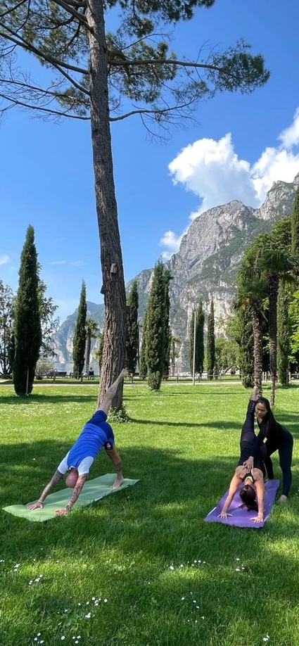 Schließen Sie sich uns an für eine Vinyasa Yoga Stunde am Gardasee 14